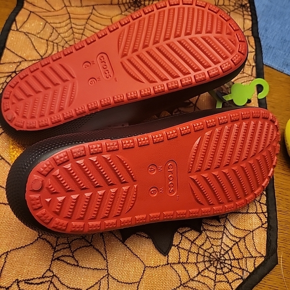 CROCS Star Wars DARTH VADER Slides Sandals Unisex M- 4/W-6 GLOW IN THE DARK NWT - Picture 5 of 5